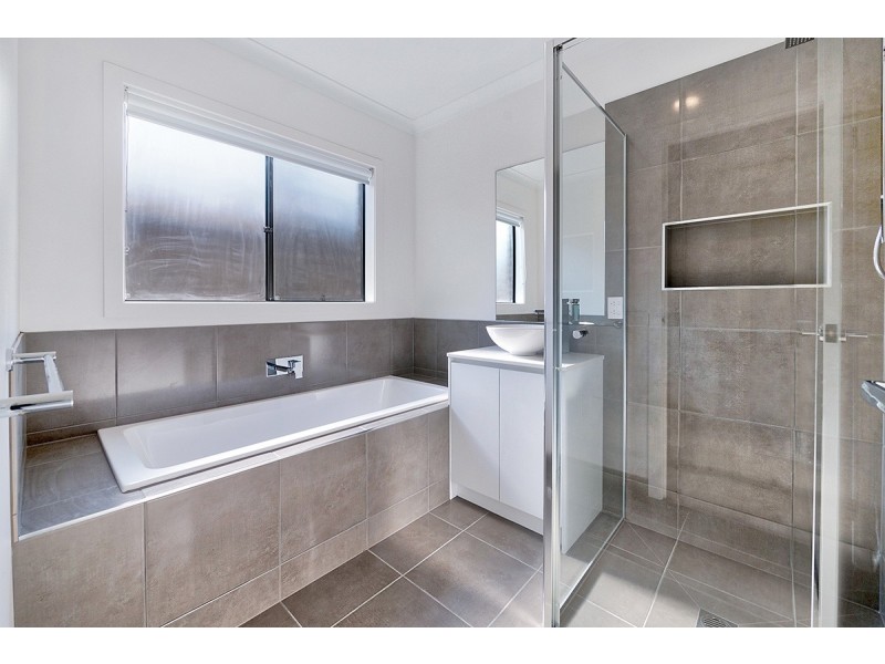 4 Charolais Way, Clyde North VIC 3978