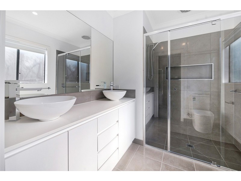 4 Charolais Way, Clyde North VIC 3978