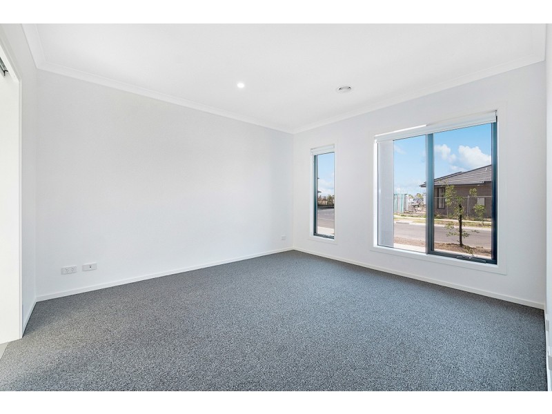 4 Charolais Way, Clyde North VIC 3978