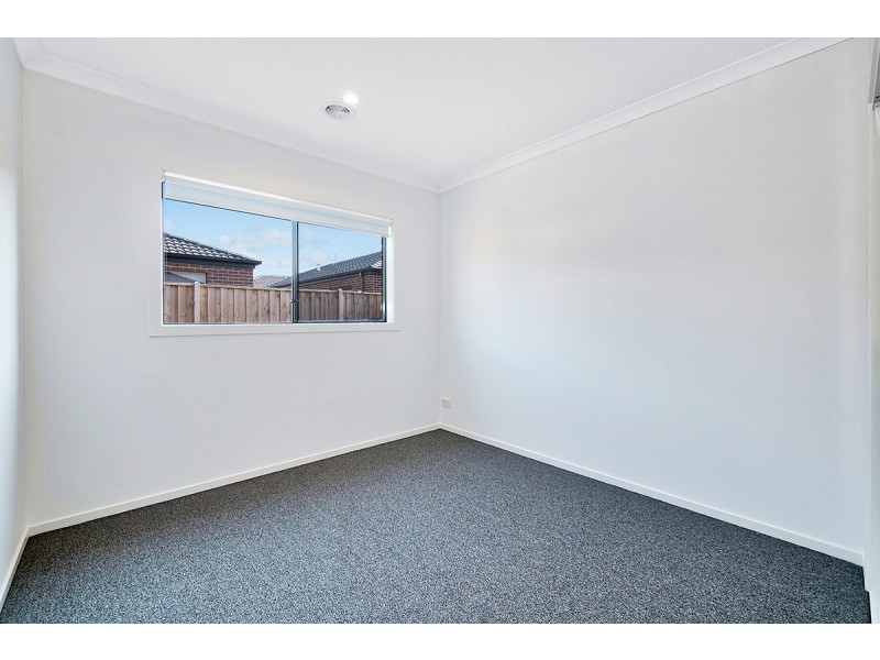 4 Charolais Way, Clyde North VIC 3978