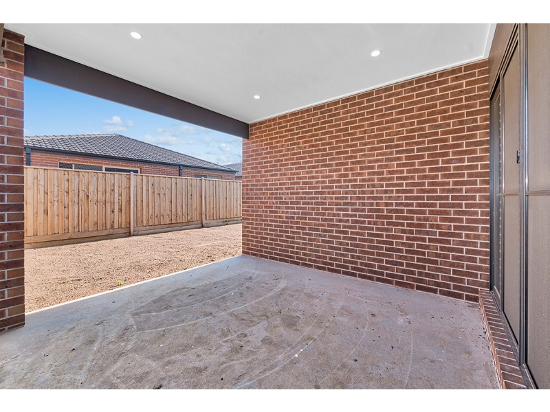 4 Charolais Way, Clyde North VIC 3978