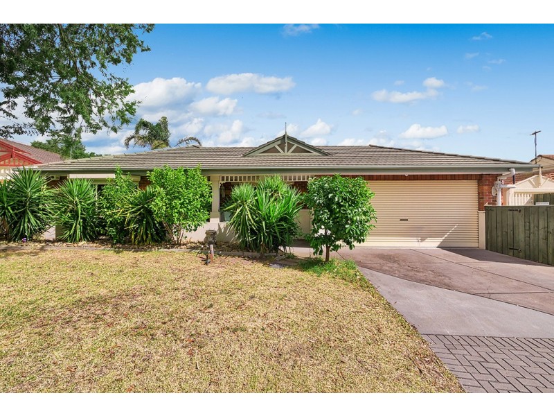 13 Brady Close, Lynbrook VIC 3975