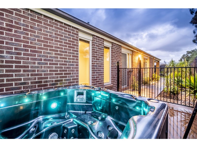12 Hogan Street, Cranbourne East VIC 3977