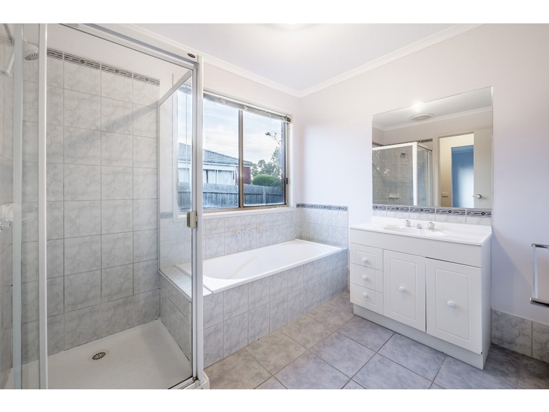 52 Bernborough Avenue, Cranbourne West VIC 3977