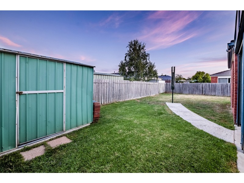52 Bernborough Avenue, Cranbourne West VIC 3977