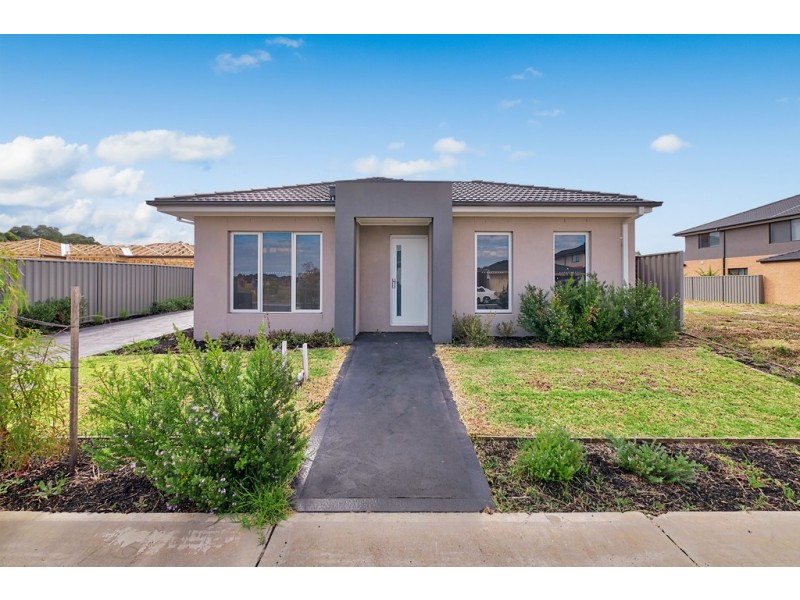 10 Godfrey Avenue, Cranbourne East VIC 3977