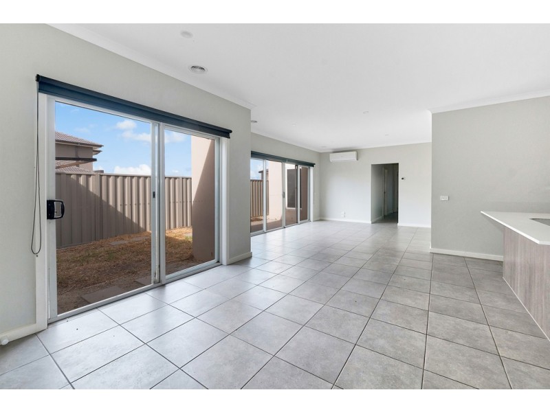 10 Godfrey Avenue, Cranbourne East VIC 3977