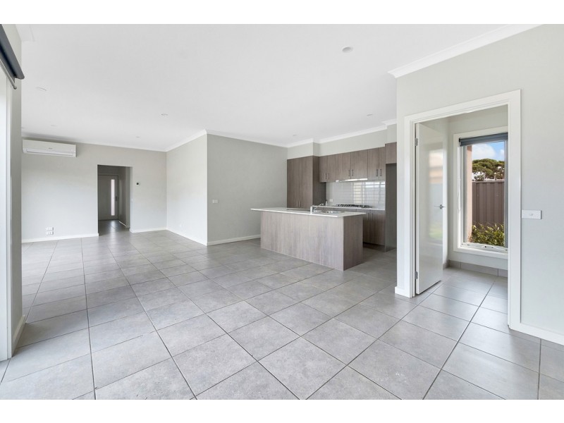 10 Godfrey Avenue, Cranbourne East VIC 3977