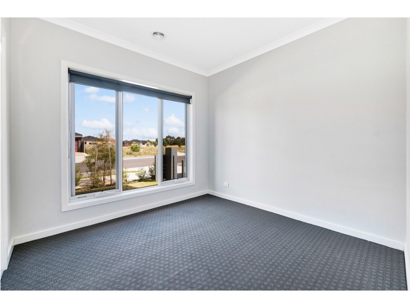 10 Godfrey Avenue, Cranbourne East VIC 3977