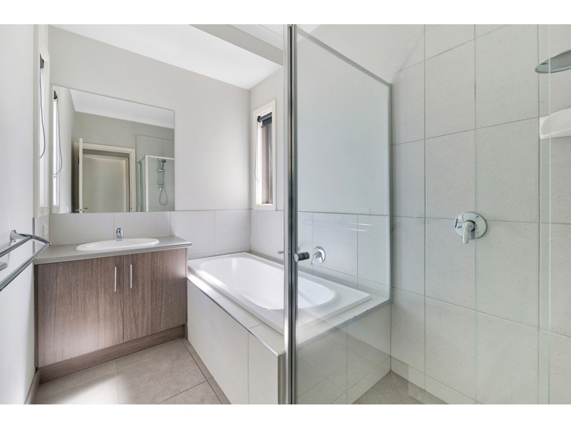 10 Godfrey Avenue, Cranbourne East VIC 3977