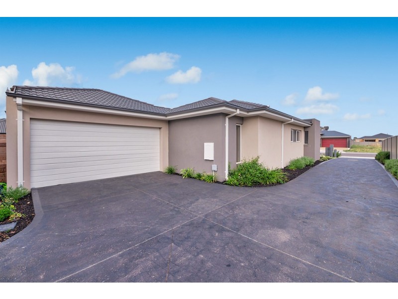 10 Godfrey Avenue, Cranbourne East VIC 3977