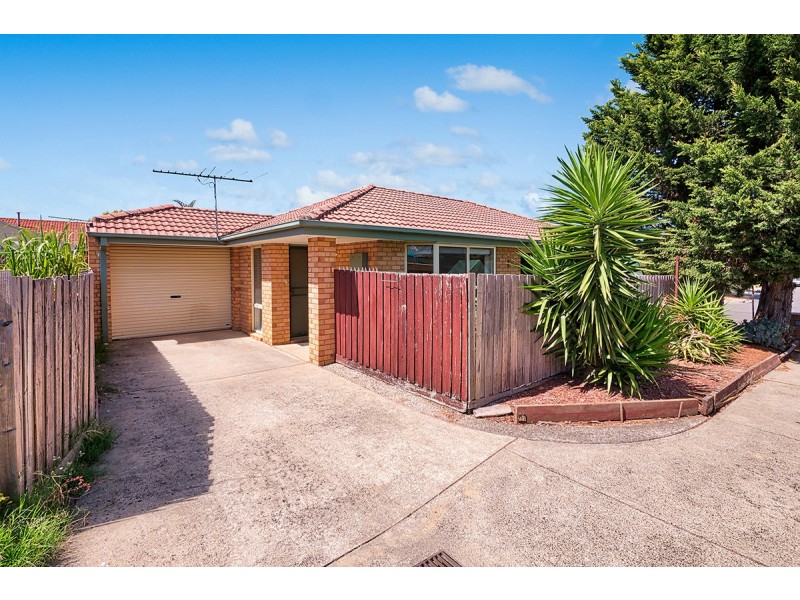 1/82 Hoysted Avenue, Cranbourne North VIC 3977