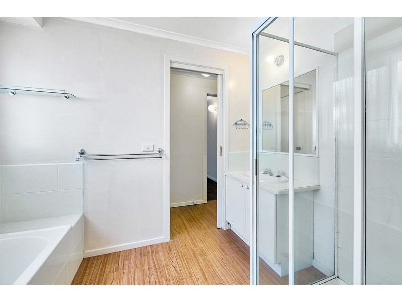 1/82 Hoysted Avenue, Cranbourne North VIC 3977