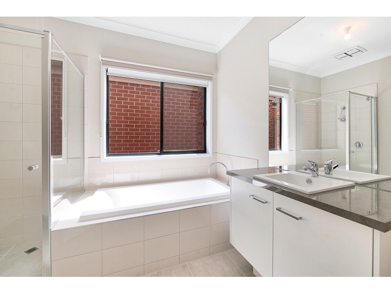 27 Celsius Drive, Cranbourne North VIC 3977