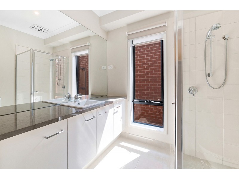 27 Celsius Drive, Cranbourne North VIC 3977