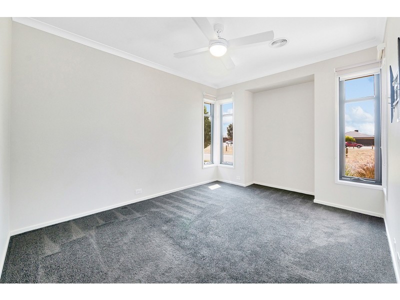 27 Celsius Drive, Cranbourne North VIC 3977
