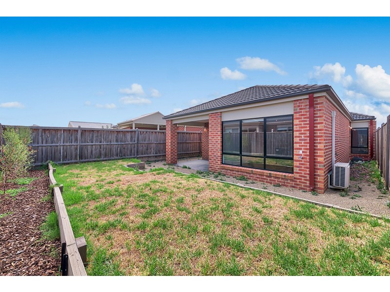 27 Celsius Drive, Cranbourne North VIC 3977