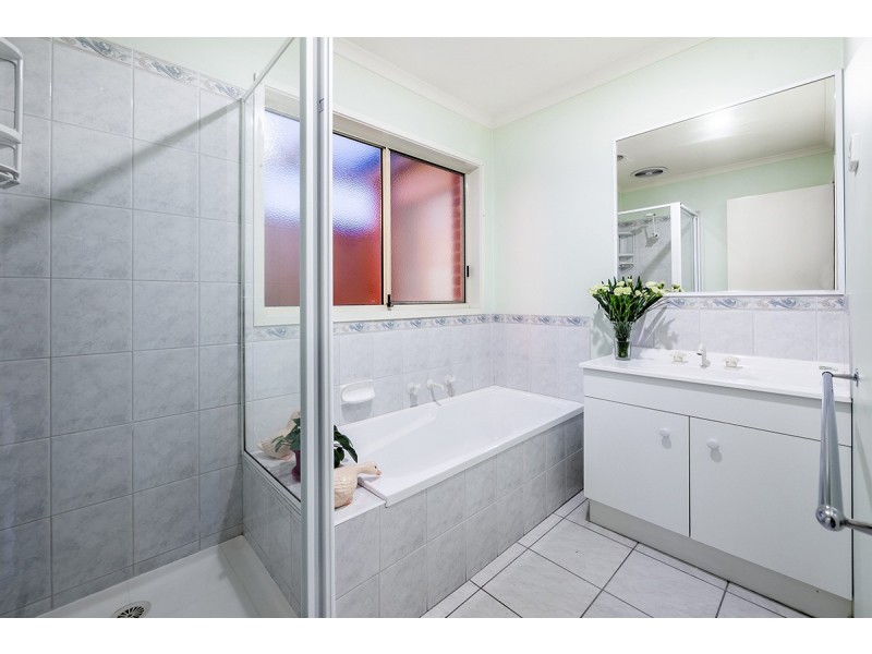 5 The Eyrie, Hampton Park VIC 3976