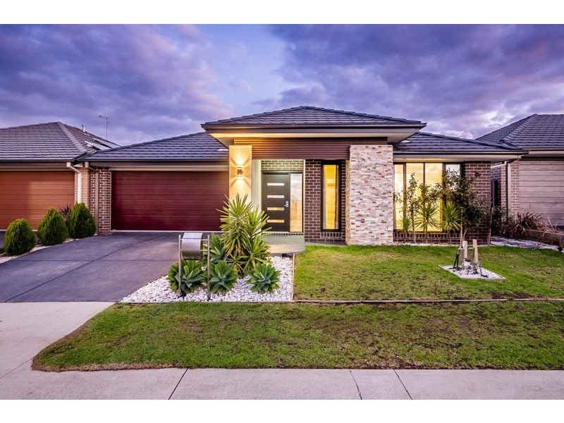 6 Jonesys Lane, Clyde North VIC 3978