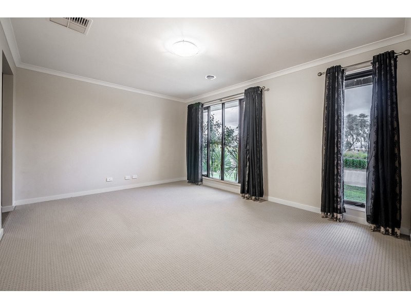 6 Jonesys Lane, Clyde North VIC 3978