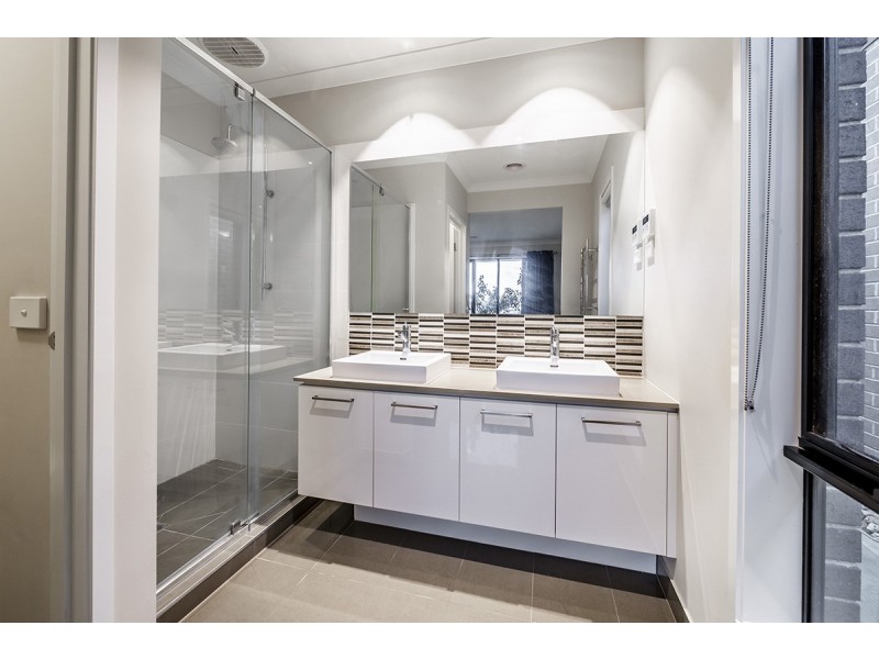 6 Jonesys Lane, Clyde North VIC 3978