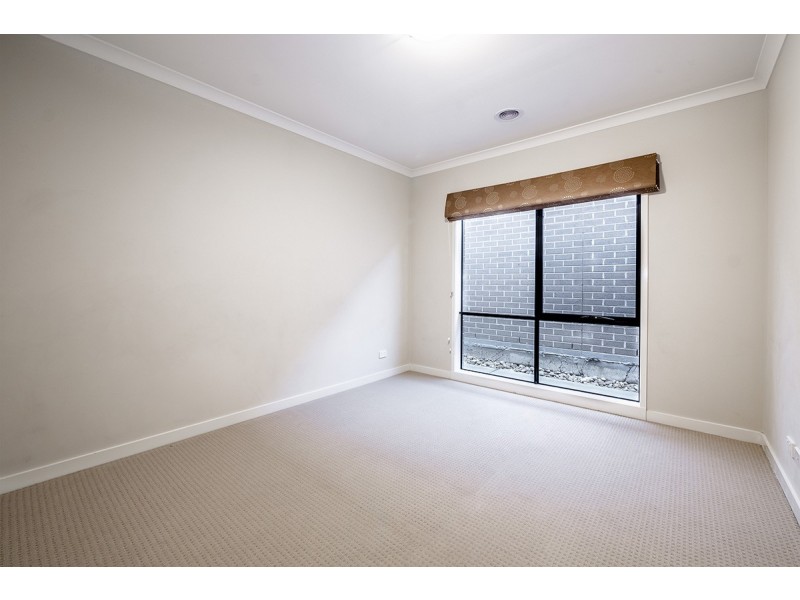 6 Jonesys Lane, Clyde North VIC 3978