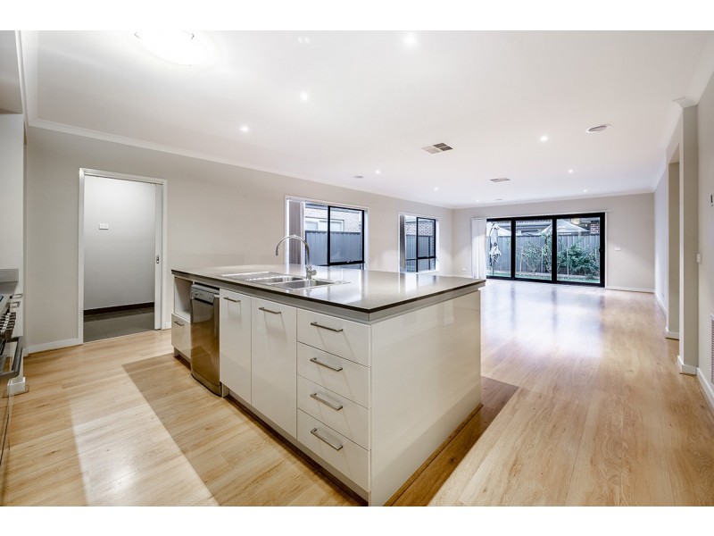 6 Jonesys Lane, Clyde North VIC 3978