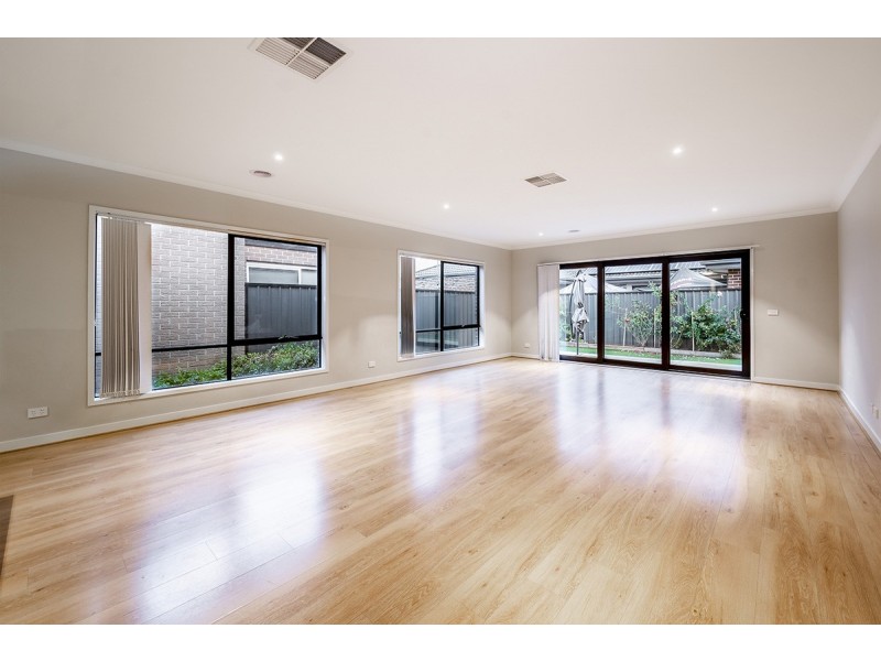 6 Jonesys Lane, Clyde North VIC 3978