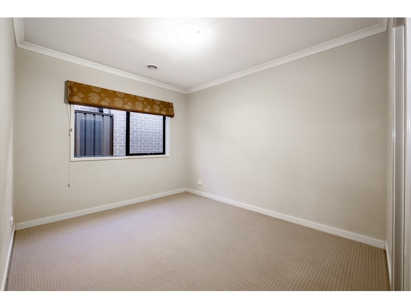 6 Jonesys Lane, Clyde North VIC 3978