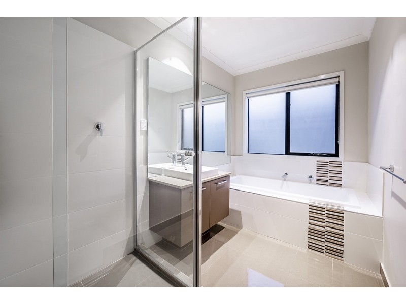 6 Jonesys Lane, Clyde North VIC 3978