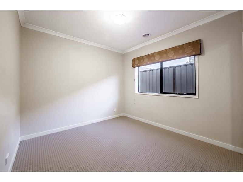 6 Jonesys Lane, Clyde North VIC 3978