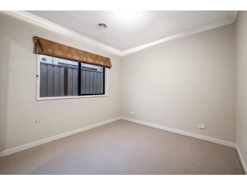 6 Jonesys Lane, Clyde North VIC 3978