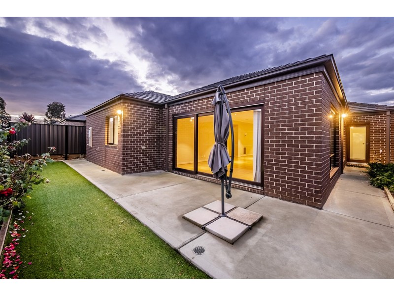 6 Jonesys Lane, Clyde North VIC 3978