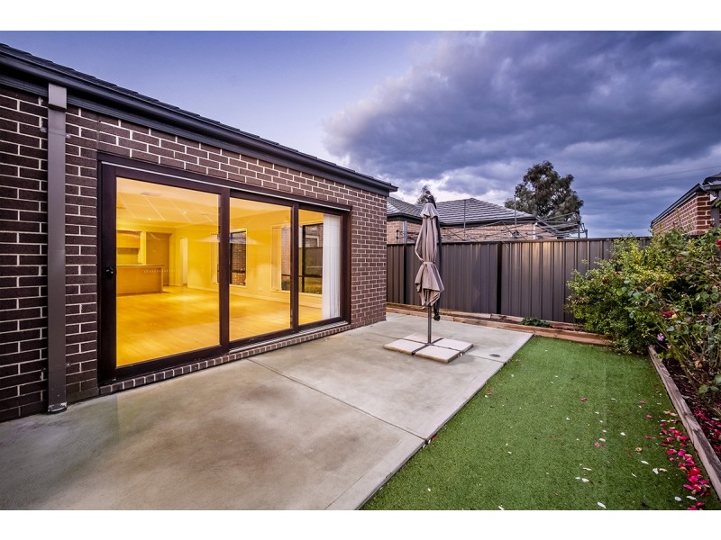 6 Jonesys Lane, Clyde North VIC 3978
