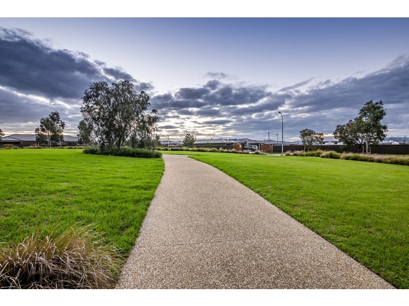 6 Jonesys Lane, Clyde North VIC 3978