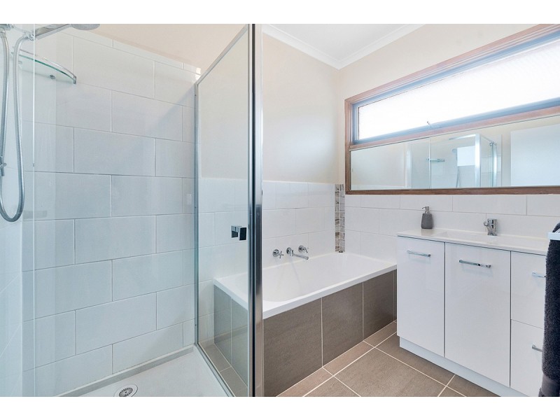 1/8 Banks Road, Cranbourne VIC 3977