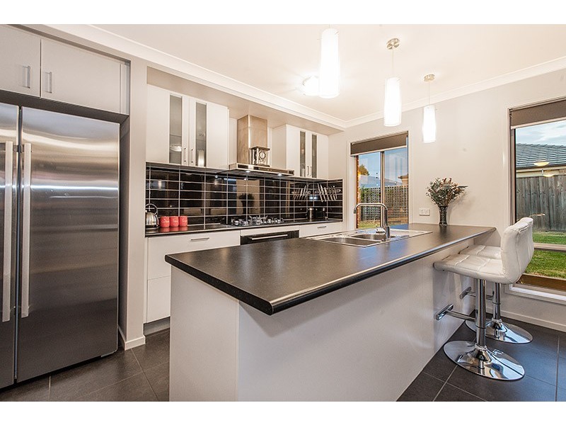 33 City Vista Circuit, Cranbourne West VIC 3977