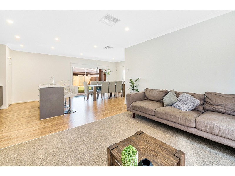 37 Remus Circuit, Cranbourne West VIC 3977