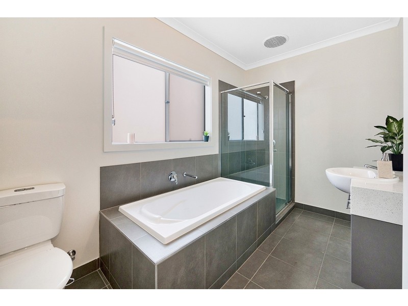 37 Remus Circuit, Cranbourne West VIC 3977