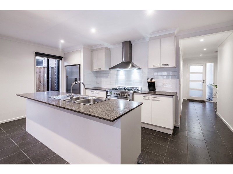 51 Mossey Crescent, Cranbourne East VIC 3977