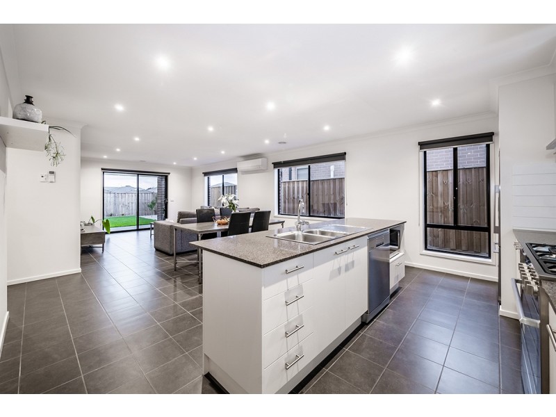 51 Mossey Crescent, Cranbourne East VIC 3977