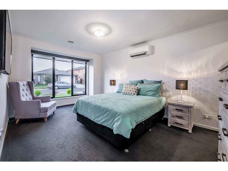 51 Mossey Crescent, Cranbourne East VIC 3977