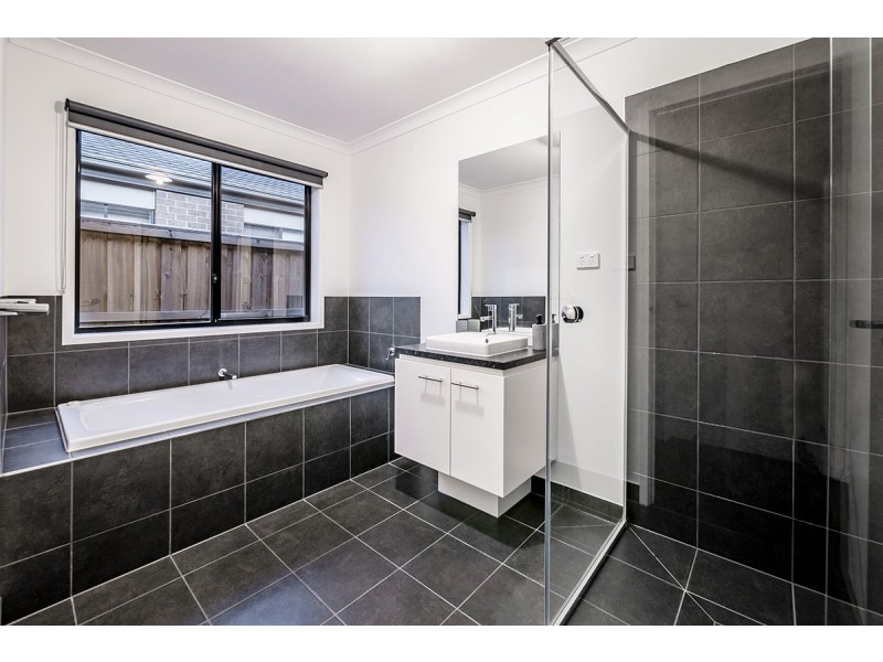 51 Mossey Crescent, Cranbourne East VIC 3977