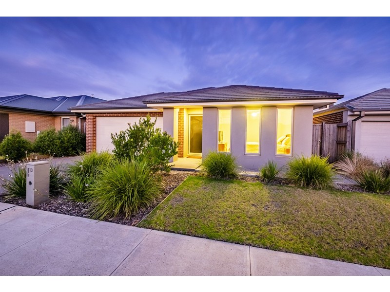 13 Omeara Crescent, Cranbourne East VIC 3977
