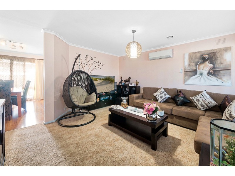 35 Lamont Crescent, Cranbourne VIC 3977