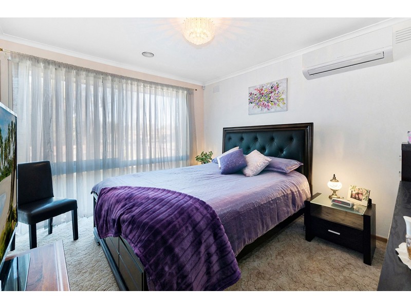 35 Lamont Crescent, Cranbourne VIC 3977