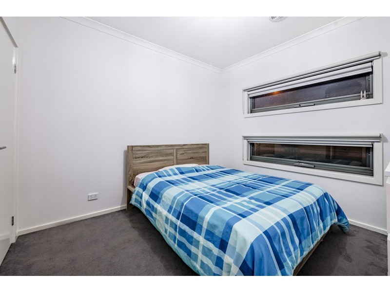 8 Kavanagh Lane, Clyde North VIC 3978