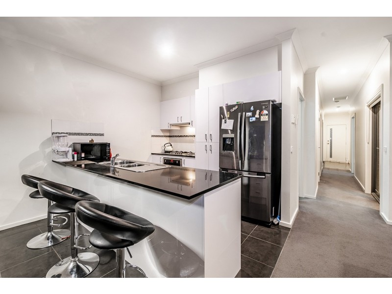 8 Kavanagh Lane, Clyde North VIC 3978