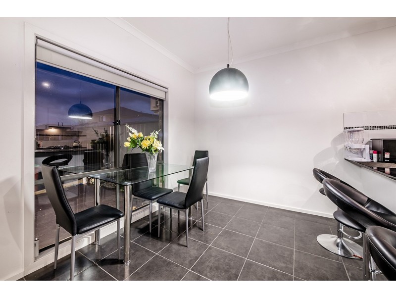 8 Kavanagh Lane, Clyde North VIC 3978