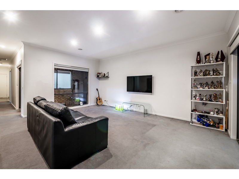 8 Kavanagh Lane, Clyde North VIC 3978